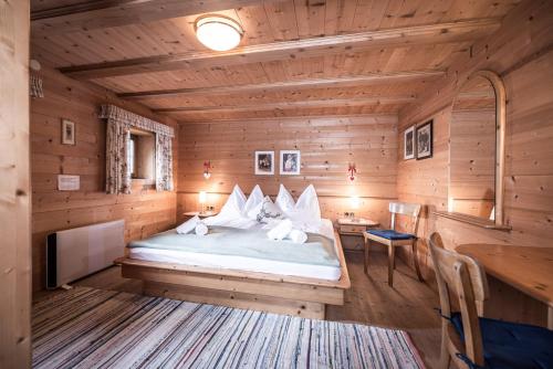 施瓦茨Alpenzauber / Chalet AlmZeit / Almhütte Zillertal的小木屋内一间卧室,配有一张床