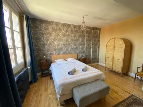 欧塞尔La maison familiale的卧室设有白色的床和大窗户