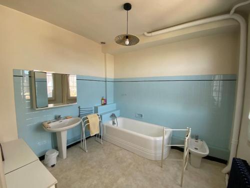 欧塞尔La maison familiale的浴室配有2个盥洗盆、浴缸和盥洗盆。