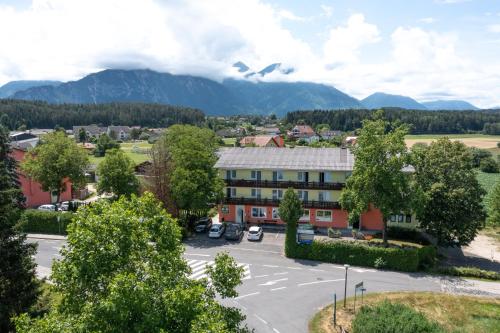 圣卡尼兹CHECK in ECK MOTEL的享有建筑的空中景观,以群山为背景