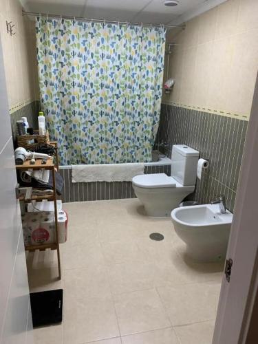 阿尔么丽亚Tokyo Rooms "El Cabo" Habitación doble con baño privado的一间带卫生间和淋浴帘的浴室