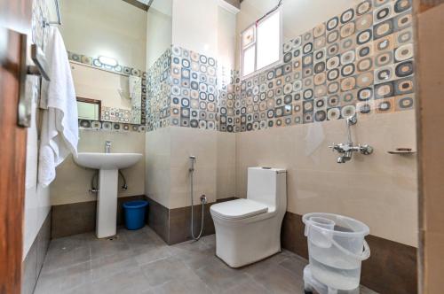 贾姆穆Royal Inn的一间带卫生间和水槽的浴室