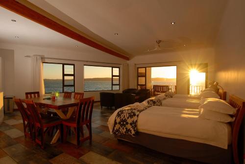 吕德里茨The Cormorant House的酒店客房设有两张床和一张桌子。