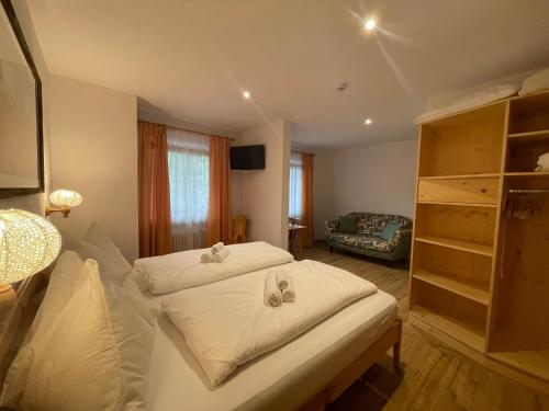圣维吉利奥Hotel Lago della Creta的一间带两张床的卧室和一间客厅
