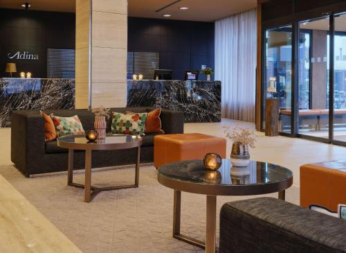 汉堡汉堡米歇尔阿迪娜公寓式酒店的大厅,在大楼里设有沙发和桌子