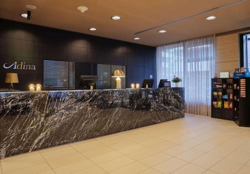 汉堡汉堡米歇尔阿迪娜公寓式酒店的酒店大堂设有大理石柜台