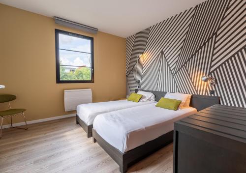 阿斯克新城Cowool Lille Villeneuve D'Ascq - Ex Olivarius的酒店客房设有两张床和窗户。