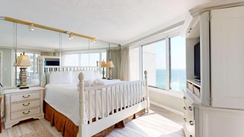 德斯坦Beachside I 4144的白色的卧室设有床和大窗户