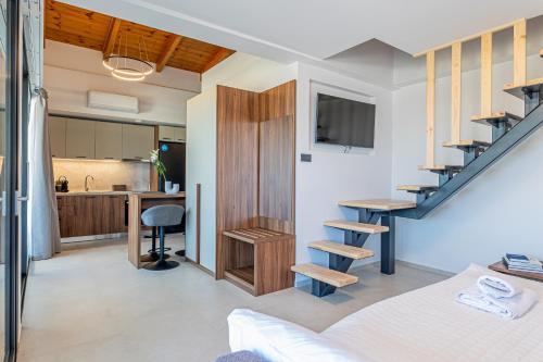 约阿尼纳CITY HILL Luxury Apartments的一间设有床铺、楼梯和厨房的房间