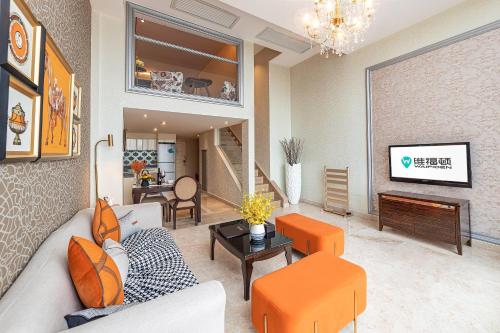 广州广州正佳金殿维福顿公寓（广交会期间免费穿梭巴士）的带沙发和电视的客厅