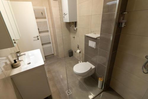 维罗维蒂察Gajeva Rooms - Stockholm apartment SELF CHECK-IN的浴室配有卫生间、盥洗盆和淋浴。