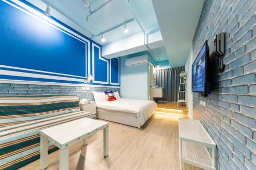 高雄高雄靉嗨文旅的客房设有床、沙发和电视。