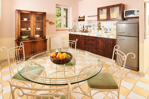 斯普利特Sun Spalato Hills 8的厨房配有玻璃桌和一碗水果