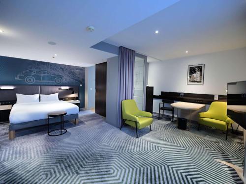 华沙华沙美居大酒店的酒店客房,配有一张床、一张桌子和椅子