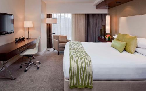 华盛顿华盛顿格兰德凯悦酒店的酒店客房设有一张大床和一张书桌。