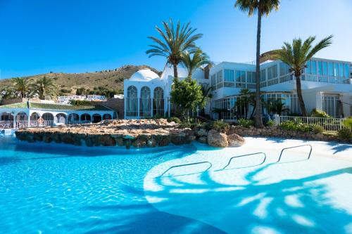 内尔哈Apartamentos & SPA Torres de San Juan的棕榈树和游泳池度假村