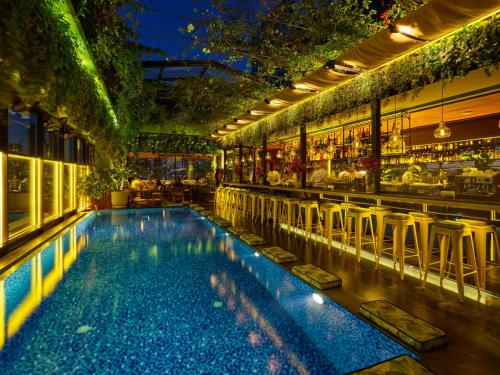 贝鲁特思玛维尔酒店的一个带椅子的游泳池和酒吧