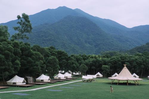 深圳NatureLand望桐露营地的山地的一组帐篷