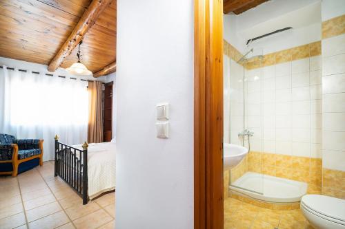 Topólia4-bedroom Topolia House的一间带卫生间和水槽的浴室