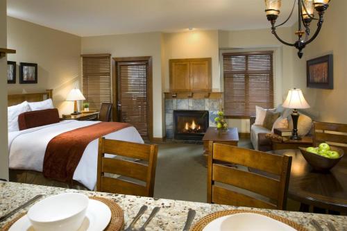 帕克城Sundial Lodge by Park City - Canyons Village的酒店客房配有一张床和一个壁炉。