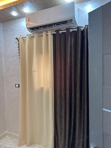 قويسنا محافظة المنوفيه的一间带加热器和淋浴帘的浴室