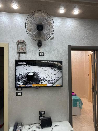 قويسنا محافظة المنوفيه的挂在墙上的平板电视,配有风扇