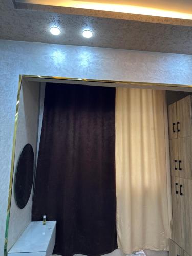 قويسنا محافظة المنوفيه的配有窗帘和黑色屏风的舞台