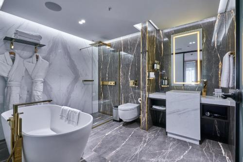 伊斯坦布尔Rayelin Hotel Istanbul Old City Special Category的带浴缸、卫生间和盥洗盆的浴室