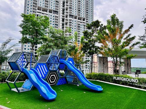 日落洞Urban Suite Cozy Family Homestay at Georgetown by Heng Penang Homestay的公园内的一个操场,有蓝色滑梯