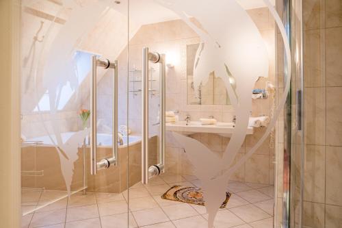 柏林选帝侯大街奥古斯塔酒店的带淋浴和盥洗盆的浴室