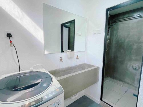 蕉赖Cheerful 27 Home with BBQ grill的浴室配有盥洗盆和带镜子的淋浴