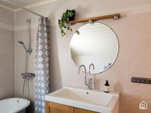 皮特奥Rustic Villa in Central Piteå的一间带水槽和镜子的浴室