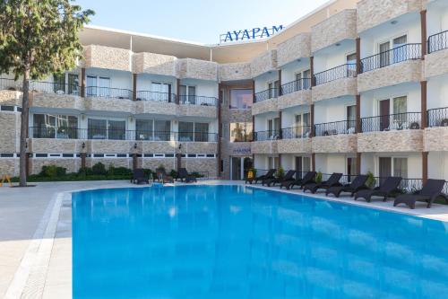 帕莫卡莱阿亚帕姆酒店的酒店前方的大型游泳池