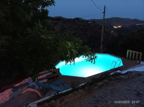 托雷德本纳贾尔邦Casa rural con piscina的夜间在院子里的大型游泳池