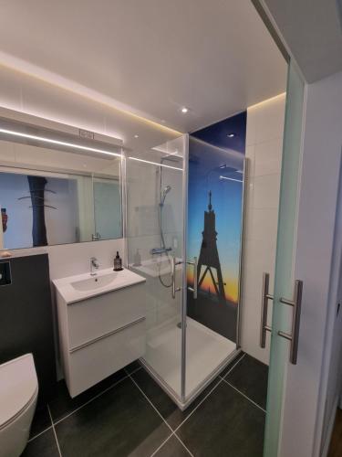 库克斯港LITTLE SKYSUITE Terrassenhaus W 94的带淋浴、盥洗盆和卫生间的浴室