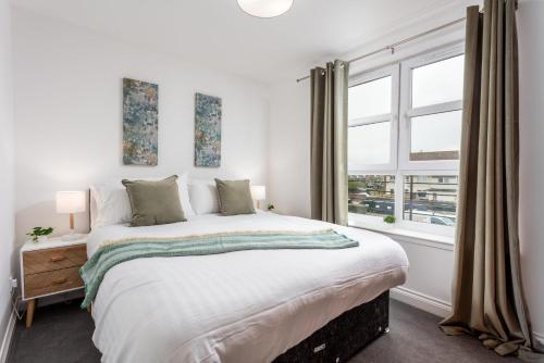 艾尔Elms Way No33 – Donnini Apartments的白色的卧室设有一张大床和一个窗户