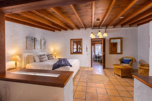 Los VallesCasa El Barranco的一间卧室配有床,一间厨房位于客房内