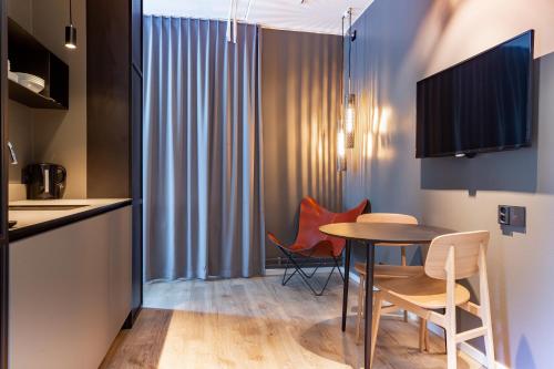 乌普兰斯韦斯比Hotel Stockholm North by FIRST Hotels的厨房以及带桌椅的用餐室。