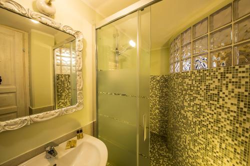 梅罗内兰布罗里沃住宿加早餐旅馆的一间带玻璃淋浴和水槽的浴室