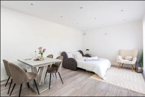 Cluain AodhaGuest house in Dublin的卧室配有一张床和一张桌子及椅子