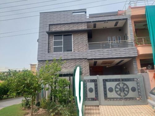 拉合尔2 bedrooms house for families的前面有冲浪板的房子