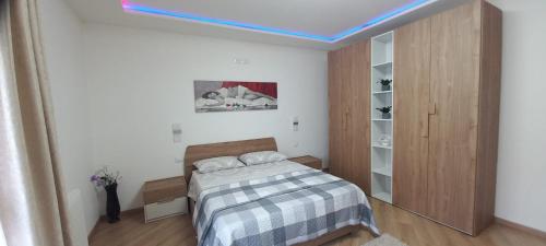 马格拉La Nadia的一间卧室设有一张床和蓝色的天花板