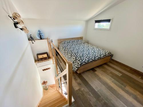 贝济耶Petite Maison indépendante.的一间小卧室,配有一张床和一个楼梯