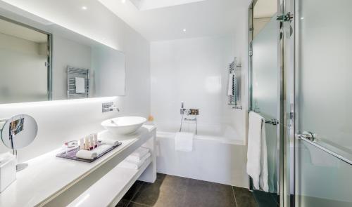 蒙特卡罗蒙特卡洛湾度假酒店的白色的浴室设有水槽和淋浴。