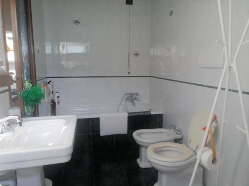 塞勒里古La stanza dello Scirocco的白色的浴室设有卫生间和水槽。