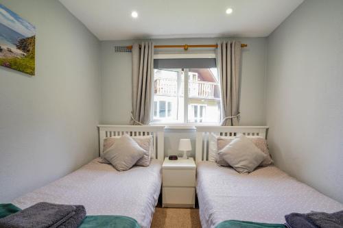 Saint TudyCornish Holiday - 91 Hengar Manor的小型客房 - 带2张床和窗户