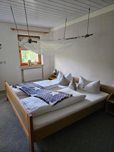 茨维泽尔Pension Schatzkisterl的一间卧室配有一张大床,上面有蚊帐