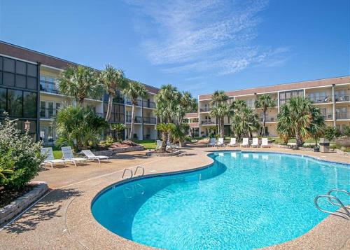 比洛克西Fun 2 bed/2 bath condo with pool on Biloxi Beach的大楼前的大型游泳池