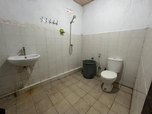 TapokrengMangkombong Homestay的一间带卫生间和水槽的浴室
