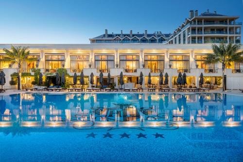 卡斯卡伊斯Palácio Estoril Hotel, Golf & Wellness的酒店前方的大型游泳池